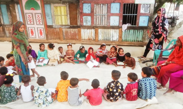 বেদে শিশুদের চোখে আলোর ঝিলিক