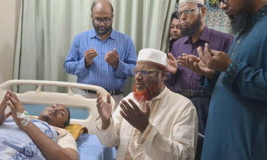 আহত শিক্ষার্থী আশরাফুলকে দেখতে হাসপাতালে গোলাম পরওয়ার