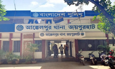 পুলিশকে মারধর এবং ৪ ঘণ্টার মধ্যে বদলির হুমকি, গ্রেপ্তার বাবা-ছেলে