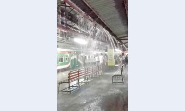 বৃষ্টিতে রংপুর রেলস্টেশনে দুর্ভোগ