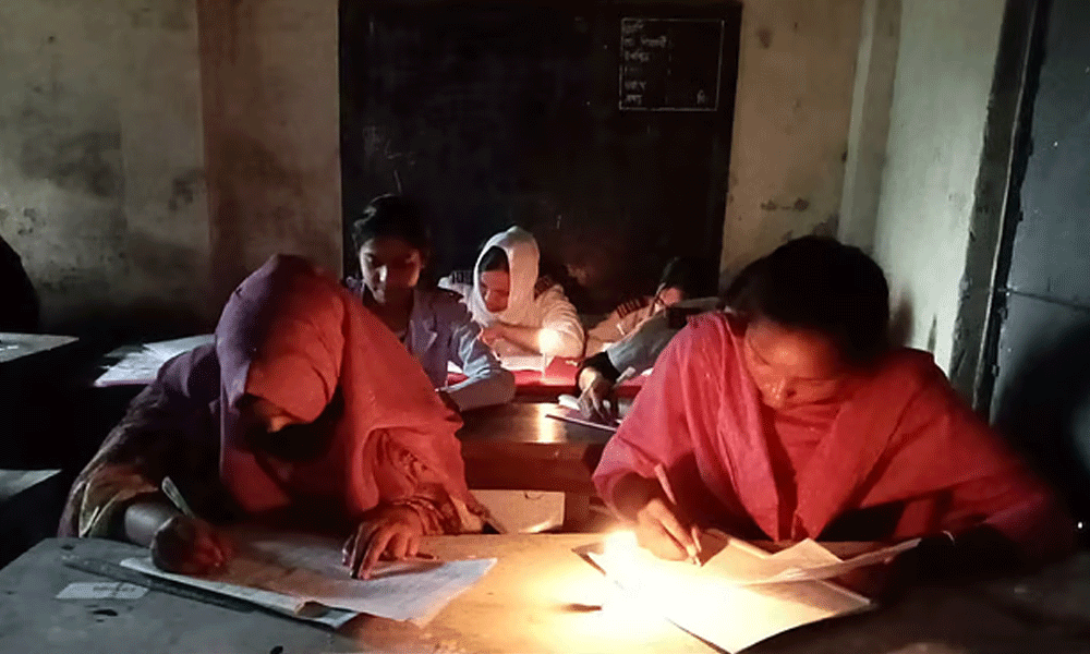 রংপুরে মোমবাতি জ্বালিয়ে এসএসসি পরীক্ষা দিল ৮৫৪ শিক্ষার্থী