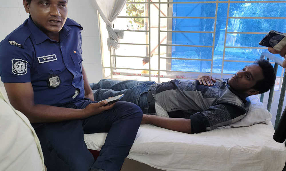 ফিলিং স্টেশনে পুলিশ কনস্টেবলকে পেটালেন বিএনপি নেতার ছেলে