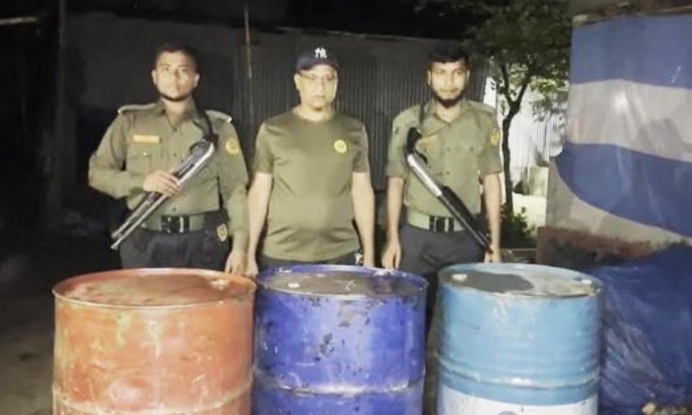 ধামরাইয়ে মজুদ করা ৬০০ লিটার জ্বালানি তেল জব্দ