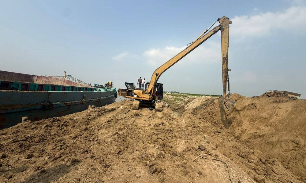 অভিযানেও লাগামহীন মাটিখেকোরা