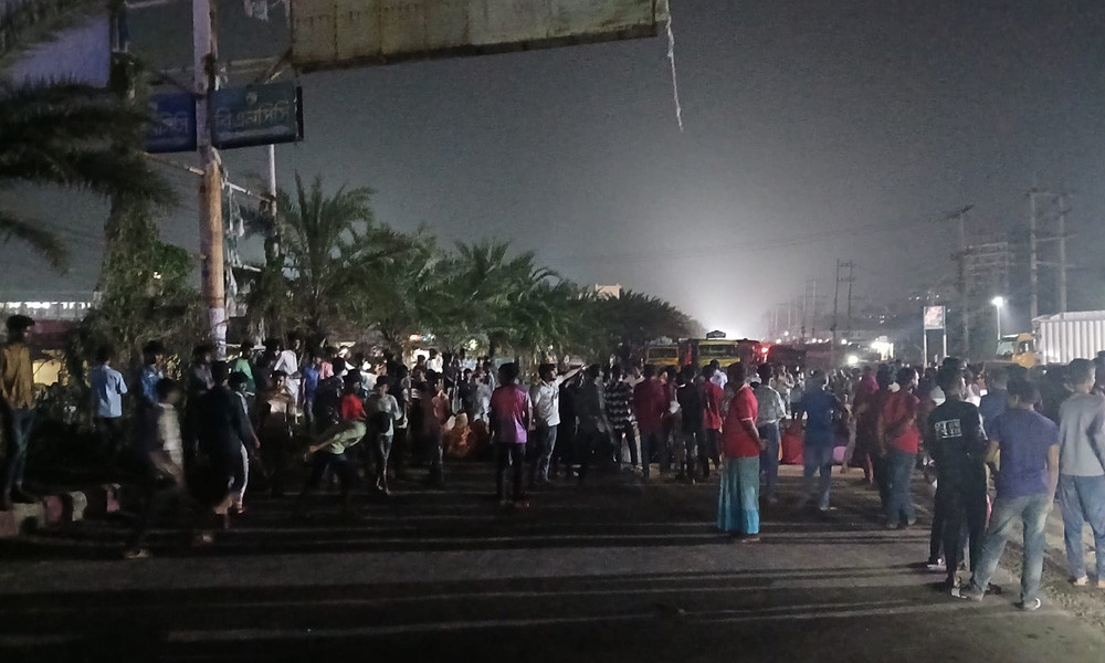 আশুলিয়ায় বকেয়া বেতনের দাবিতে মহাসড়ক অবরোধ করে বিক্ষোভ