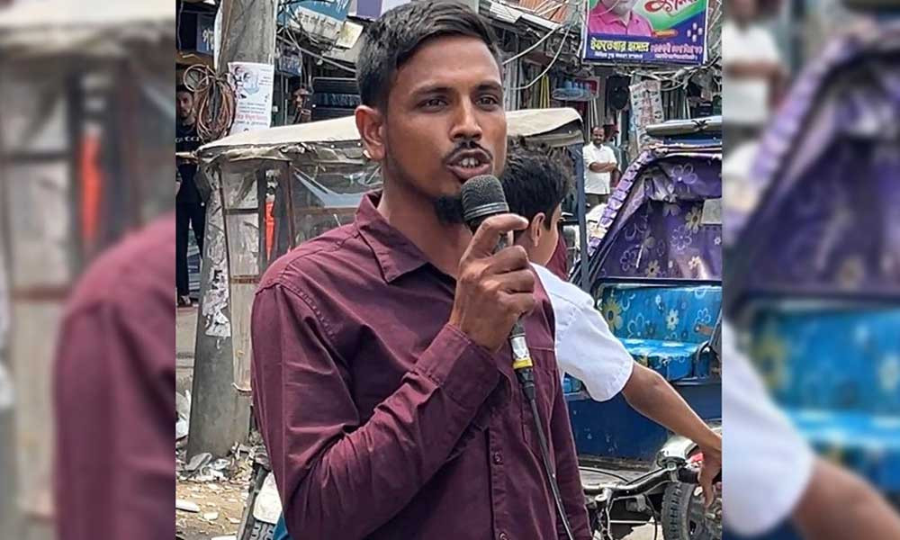 আ. লীগের কার্যালয়ের সামনে মাইকে স্লোগান, পুলিশ দেখে পালালেন যুবক