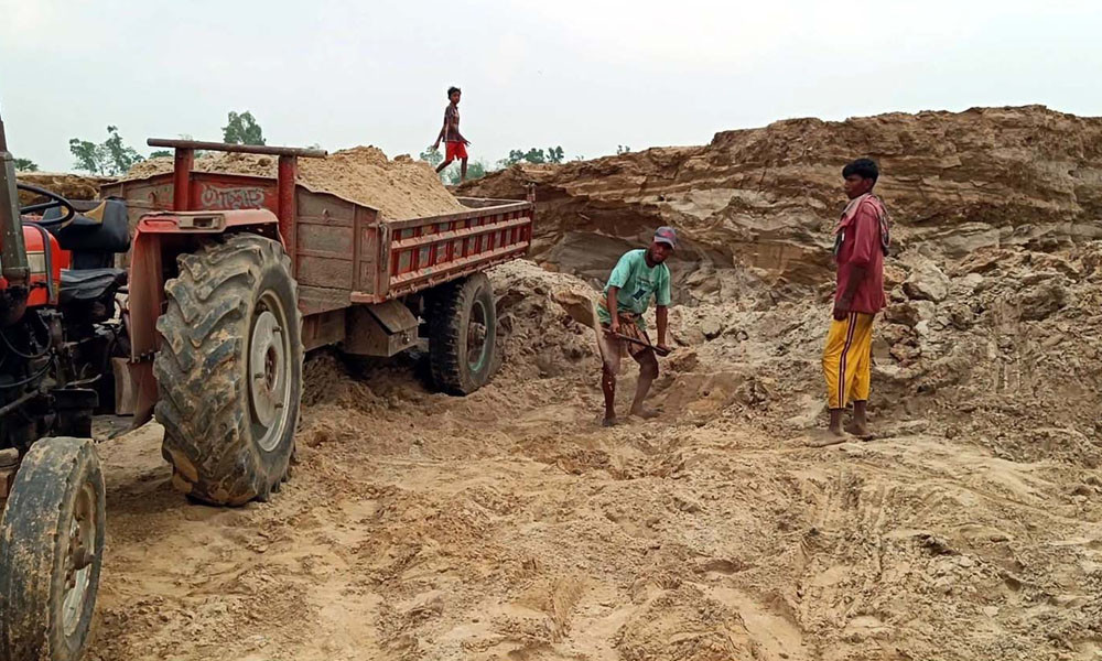 ছোট যমুনা থেকে বালু লুট থামছেই না