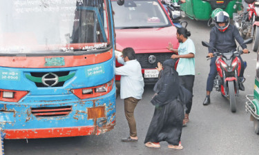 সড়কের মাঝখানে বাস থামিয়ে যাত্রী ওঠানো-নামানো হয়