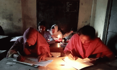 রংপুরে মোমবাতি জ্বালিয়ে এসএসসি পরীক্ষা দিল ৮৫৪ শিক্ষার্থী