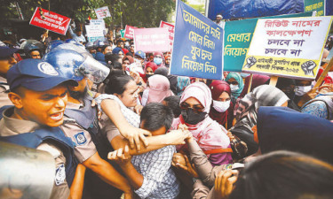 সুপারিশপ্রাপ্ত শিক্ষকদের নিয়োগের দাবিতে শাহবাগে অবস্থান