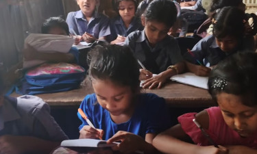 চোরের ভয়ে ক্লাসে লাগানো হয় না ফ্যান ও বাতি, ভোগান্তিতে শিশুরা