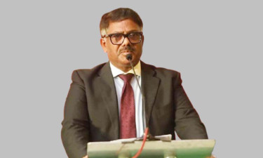 সরকারি কর্মকর্তাদের মানের বেতন সাংবাদিকদের জন্যও হওয়া উচিত : হুইপ