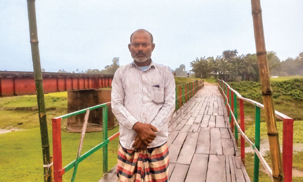 জমানো টাকায় আব্দুল করিমের কাঠের সেতু