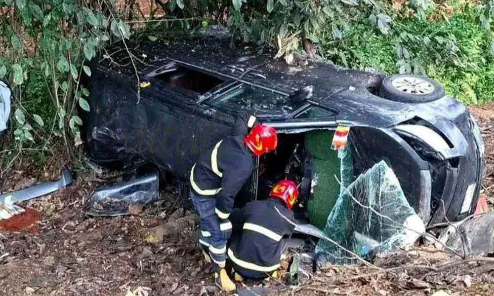 নিয়ন্ত্রণ হারিয়ে মাইক্রোবাস খাদে, প্রাণ গেল ৩ জনের