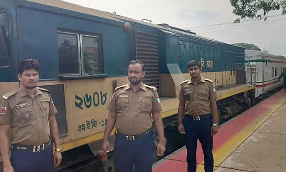 ইঞ্জিনে হঠাৎ ধোঁয়া, ৮০০ যাত্রী নিয়ে ফেনীতে আটকা চট্টলা এক্সপ্রেস