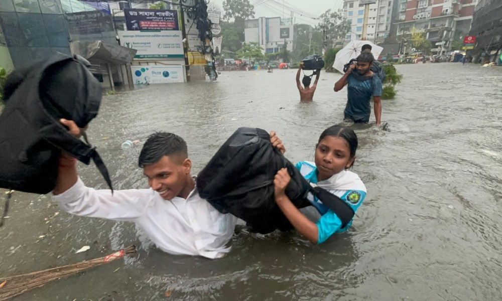 কয়েক ঘন্টার বৃষ্টিতেই ডুবল চট্টগ্রাম, ভোগান্তিতে নগরবাসী