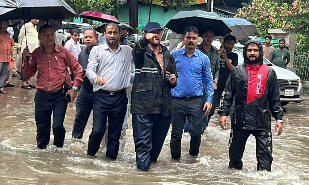 জলাবদ্ধ এলাকা পরিদর্শনে চসিক মেয়র