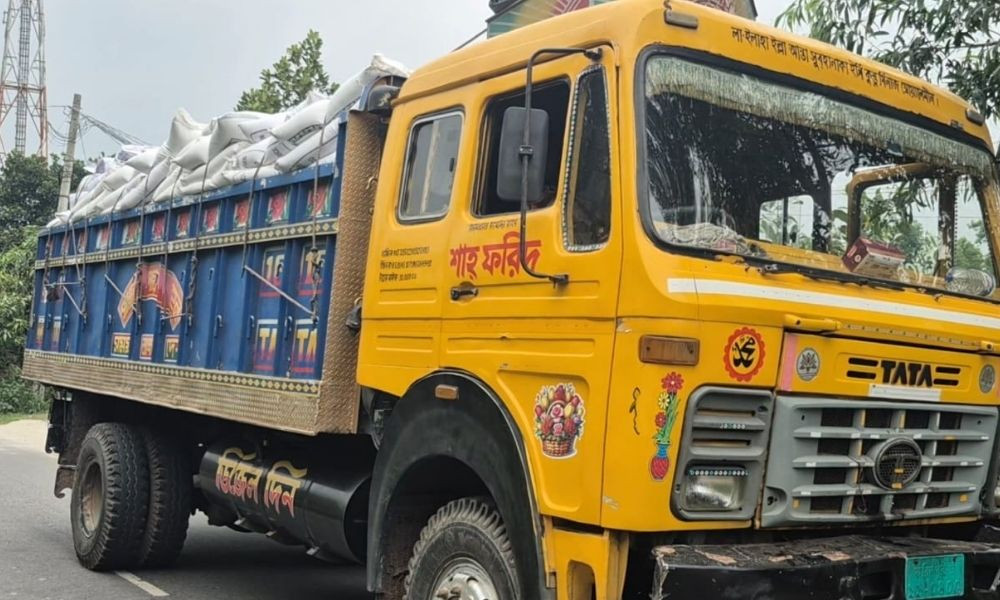 মাদারীপুর থেকে ২০ টন সরকারি চাল চোরাইপথে গোপালগঞ্জে নেওয়ার সময় জব্দ