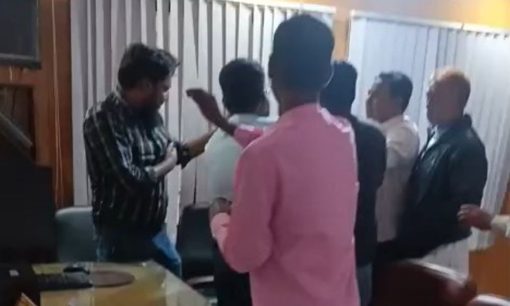 জয়পুরহাটে ইউএনওর কার্যালয়ে বিএনপি নেতার নেতৃত্বে সাংবাদিককে মারধর