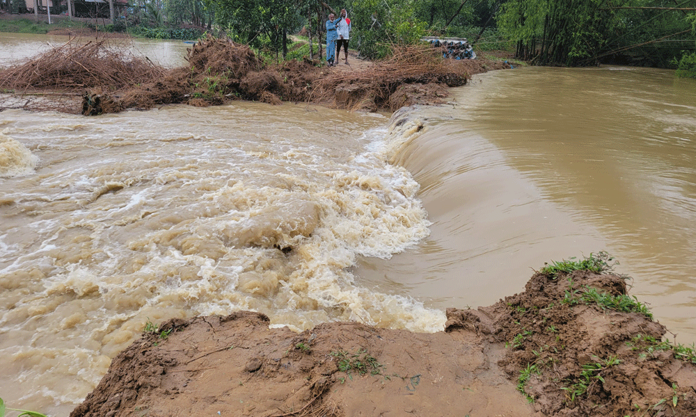 পাহাড়ি ঢলে বাঁধ ভেঙে ১৫ গ্রাম প্লাবিত, ব্যাপক ক্ষয়ক্ষতি