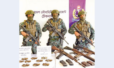 বিপুল পরিমাণ বিদেশি আগ্নেয়াস্ত্র, গোলাবারুদ ও ইয়াবা উদ্ধার করে নৌবাহিনী