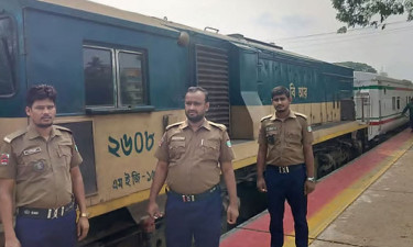 ইঞ্জিনে হঠাৎ ধোঁয়া, ৮০০ যাত্রী নিয়ে ফেনীতে আটকা চট্টলা এক্সপ্রেস