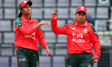 স্বর্ণার একার লড়াইয়ে হারের ব্যবধান কমাল বাংলাদেশ