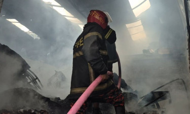 বগুড়ায় খেজুরের গুদামে ভয়াবহ আগুন, নিয়ন্ত্রণে ফায়ার সার্ভিসের ২ ইউনিট