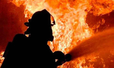 বাংলাবাজারে বইয়ের দোকানে আগুন