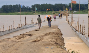 ভারি বর্ষণে বাড়ছে নেত্রকোনার সোমেশ্বরী নদীর পানি, পারাপারে দুর্ভোগ