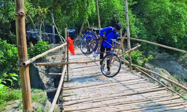 ৯ মাস ধরে ভেঙে অচল ৪৫ বছরের সেতু, ভোগান্তিতে হাজারো মানুষ