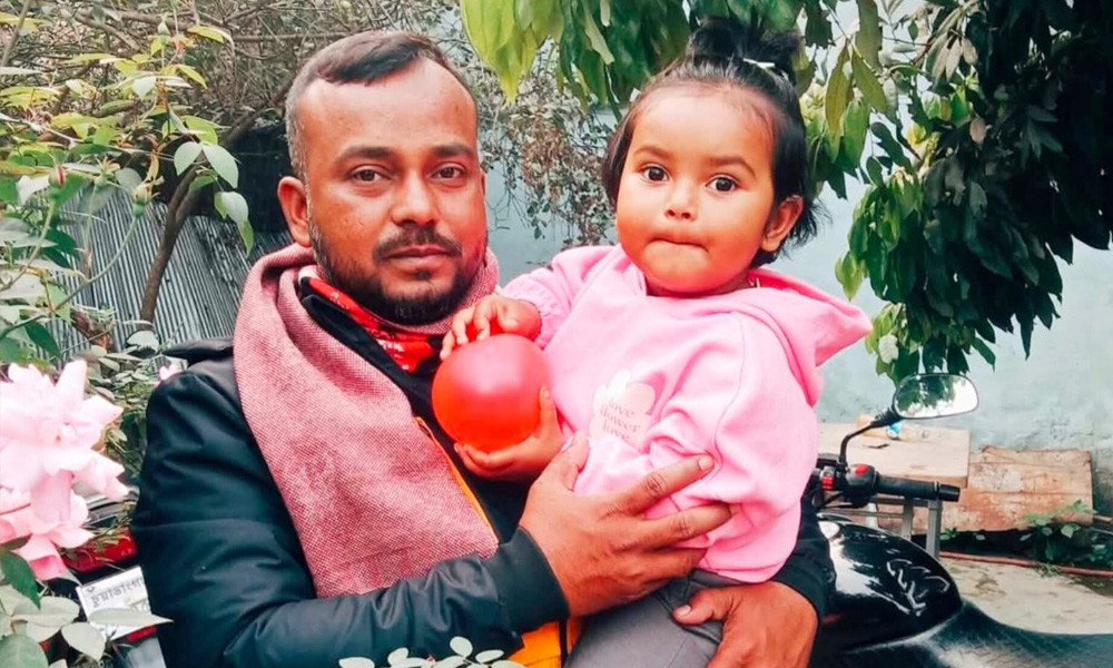 রাজবাড়ী‌তে বজ্রপা‌তে বাবার মৃত্যু, প্রা‌ণে বাঁচ‌ল কোলের শিশু