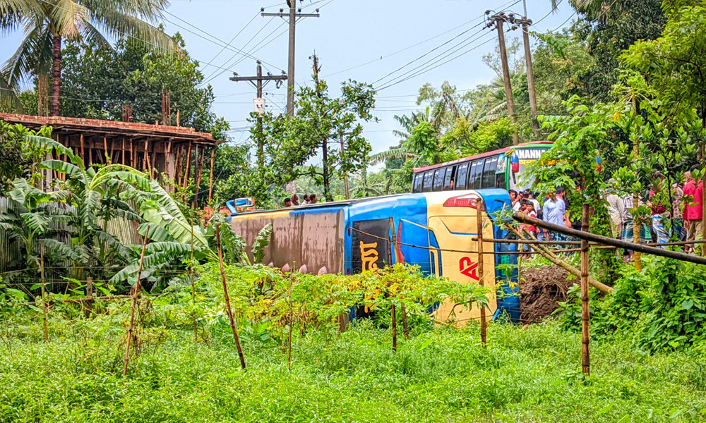 পাকুন্দিয়ায় সড়ক থেকে জমিতে বাস, আহত ২০
