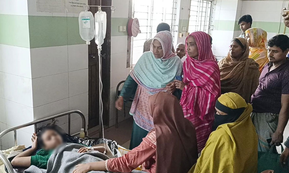 বরগুনায় বজ্রাঘাতে কৃষকের মৃত্যু, শ্রেণিকক্ষে আহত ৮ শিশু