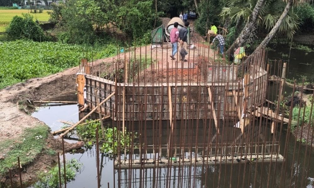 বুড়িচংয়ে ব্রিজ অসম্পূর্ণ রেখে ঠিকাদার উধাও, দুর্ভোগে ৫ গ্রামের মানুষ