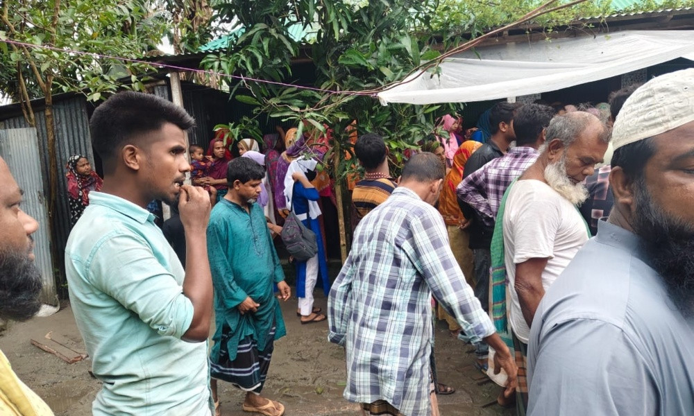 কুড়িগ্রামে চি‌কিৎসা নি‌য়ে বা‌ড়ি ফেরার প‌থে সড়কে নিহত বাবা-‌মেয়েসহ ৫ জন