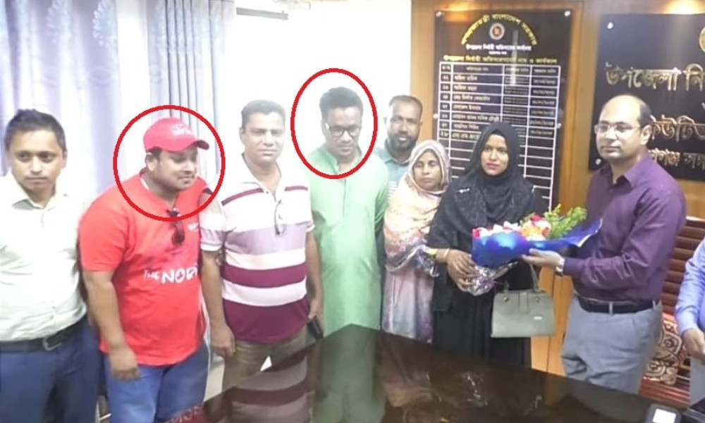 নারায়ণগঞ্জে আসামিদের নিয়ে ইউএনওকে ফুল দিলেন ভারপ্রাপ্ত চেয়ারম্যান