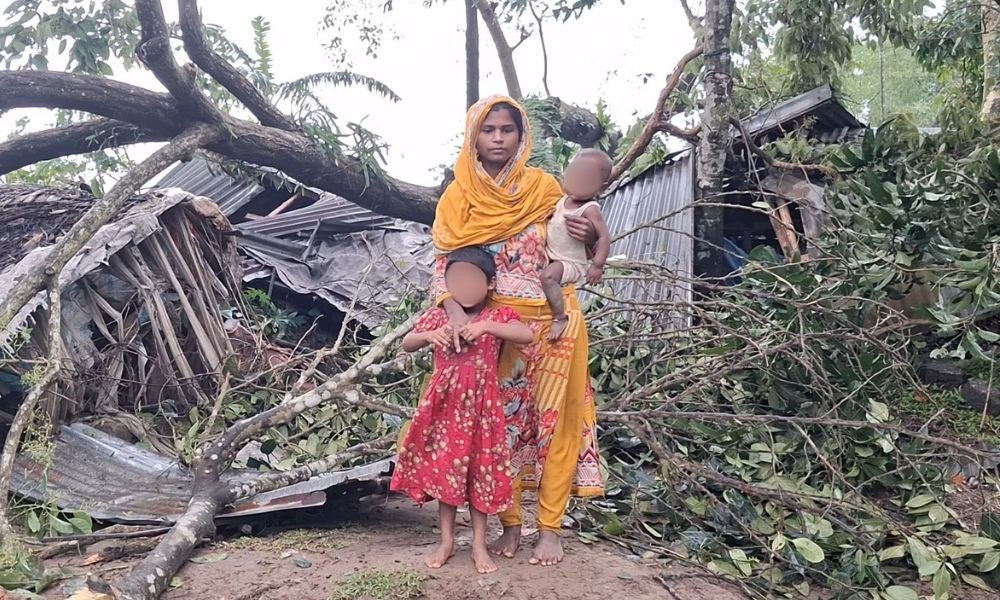 এক ঝড়ে সব শেষ, দুই সন্তান নিয়ে দিশেহারা শিরিনা