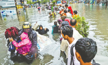 অল্প বৃষ্টিতেই জলাবদ্ধতা, জনদুর্ভোগ চরমে