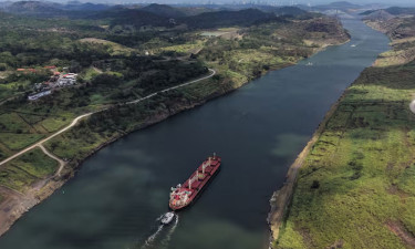 পানামা খালে আকস্মিক বেড়েছে জাহাজ চলাচল