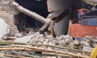 মেহেরপুরে ঘুমন্ত মানুষের ঘরে মাদকবাহী মাইক্রোবাসের ধাক্কা