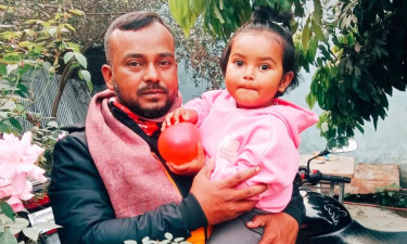 বজ্রপা‌তে বাবার মৃত্যু, কোল থেকে ছিটকে পড়ে বাঁচল মেয়ে