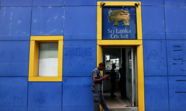 ভাঙল বোর্ড, আবারও কি নিষেধাজ্ঞার মুখে পড়বে শ্রীলঙ্কা?