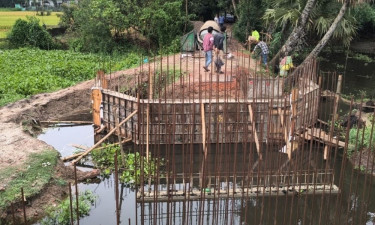 বুড়িচংয়ে ব্রিজ অসম্পূর্ণ রেখে ঠিকাদার উধাও, দুর্ভোগে ৫ গ্রামের মানুষ