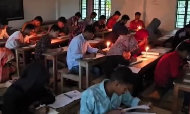 বিরূপ আবহাওয়ায় বিদ্যুৎ বিভ্রাট, মোমবাতির আলোয় পরীক্ষা দিলেন শিক্ষার্থীরা
