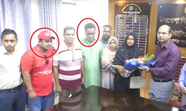 নারায়ণগঞ্জে আসামিদের নিয়ে ইউএনওকে ফুল দিলেন ভারপ্রাপ্ত চেয়ারম্যান