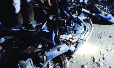 মোটরসাইকেলে ট্রেনের ধাক্কা, অলৌকিকভাবে বেঁচে গেলেন আরোহী