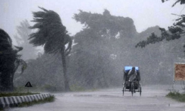 সকালের মধ্যে যেসব জেলায় সর্বোচ্চ ৮০ কিমি বেগে ঝড়ের আভাস