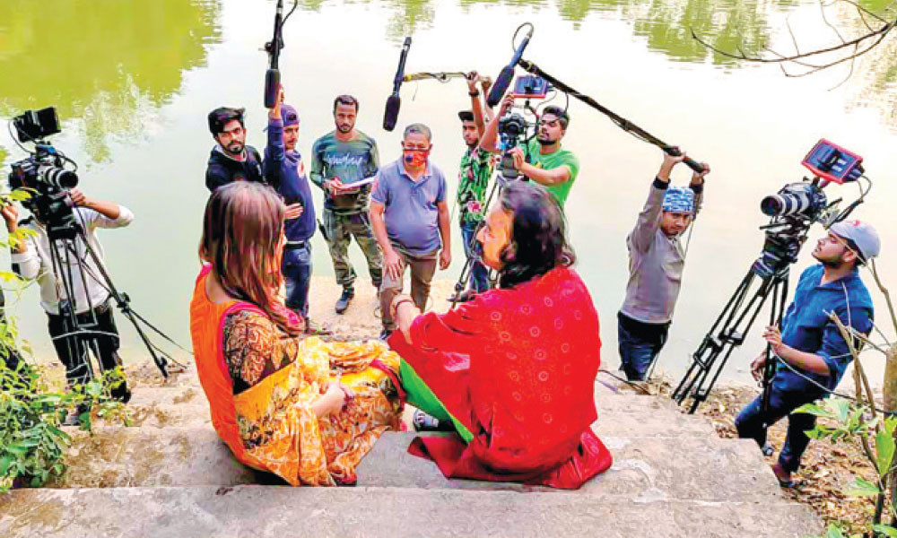 যেখানে পিঠ চাপড়ে অবজ্ঞা করা হয় পেট