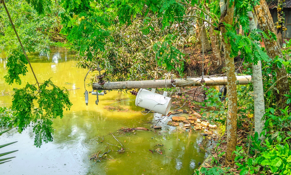 কালবৈশাখীর তাণ্ডবে লালমাইয়ে বিদ্যুৎ বিপর্যয়